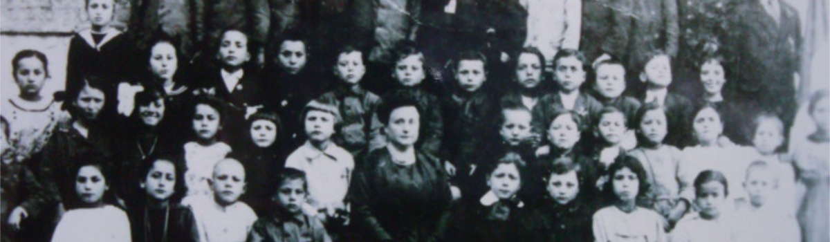 Terza Elementare, anno 1920-21: al centro l’insegnante Elvira Zanoni. Per gentile concessione del signor Pasquale Rasicci